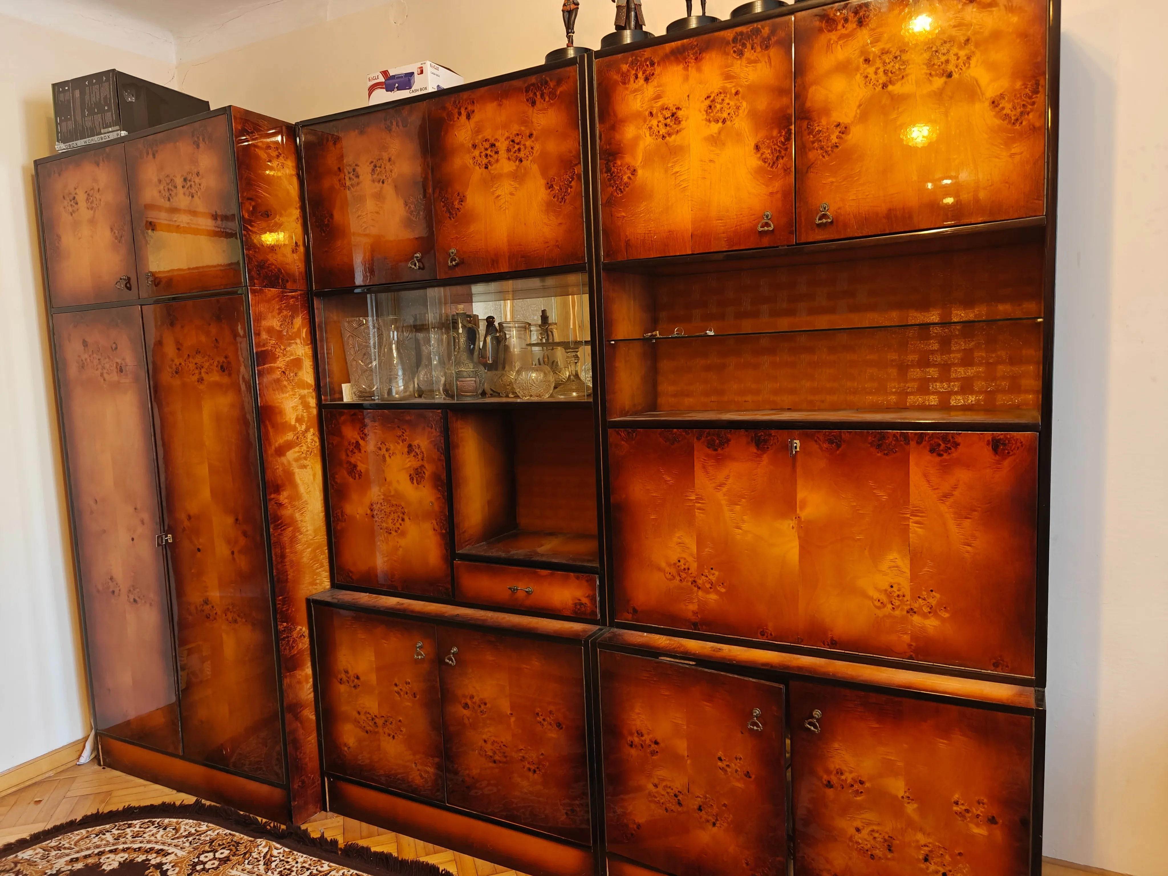 Meblościanka PRL z efektownym fornirem – styl mid-century