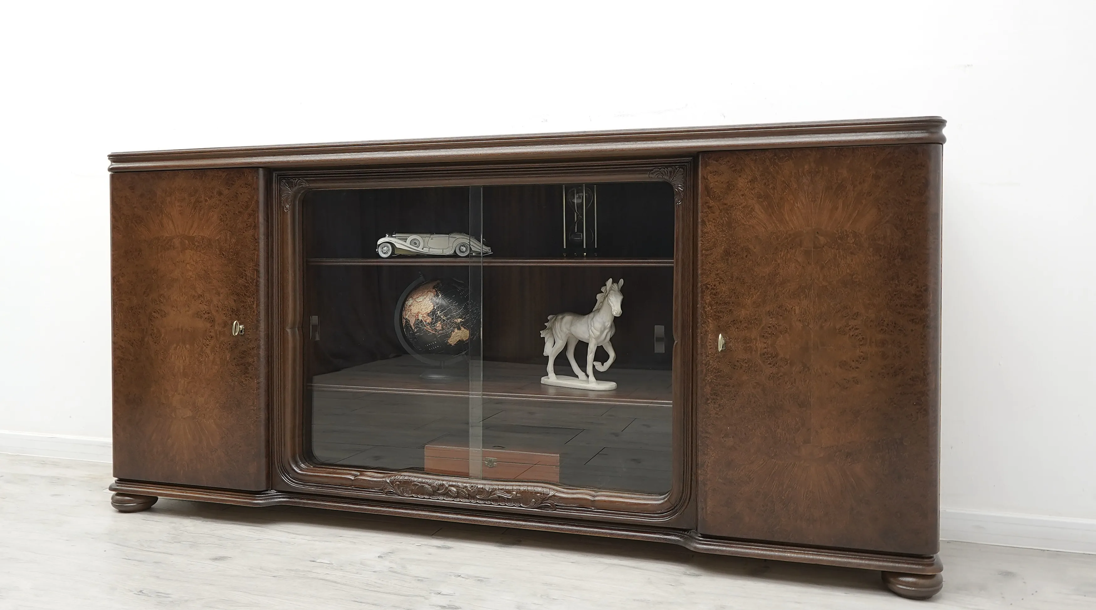 Zabytkowa biblioteka z lat 30. art deco. Po renowacji.