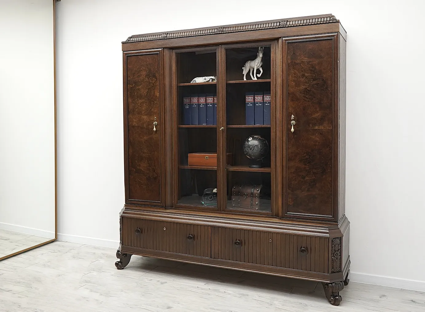 Biblioteka z lat 20. w stylu secesyjnym. Po renowacji.