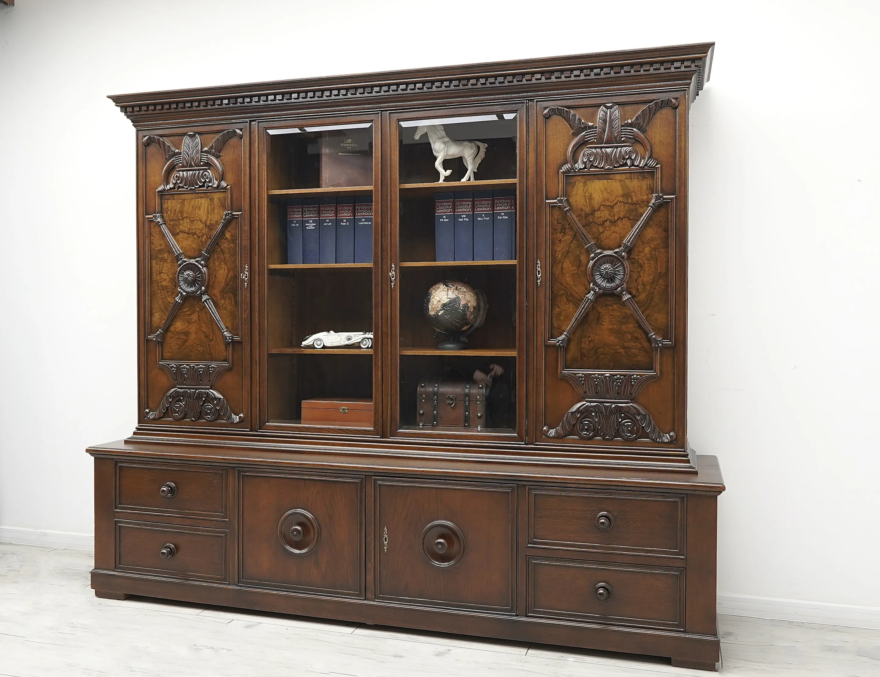 Zabytkowa biblioteka z lat 30. w stylu eklektycznym. Po renowacji.