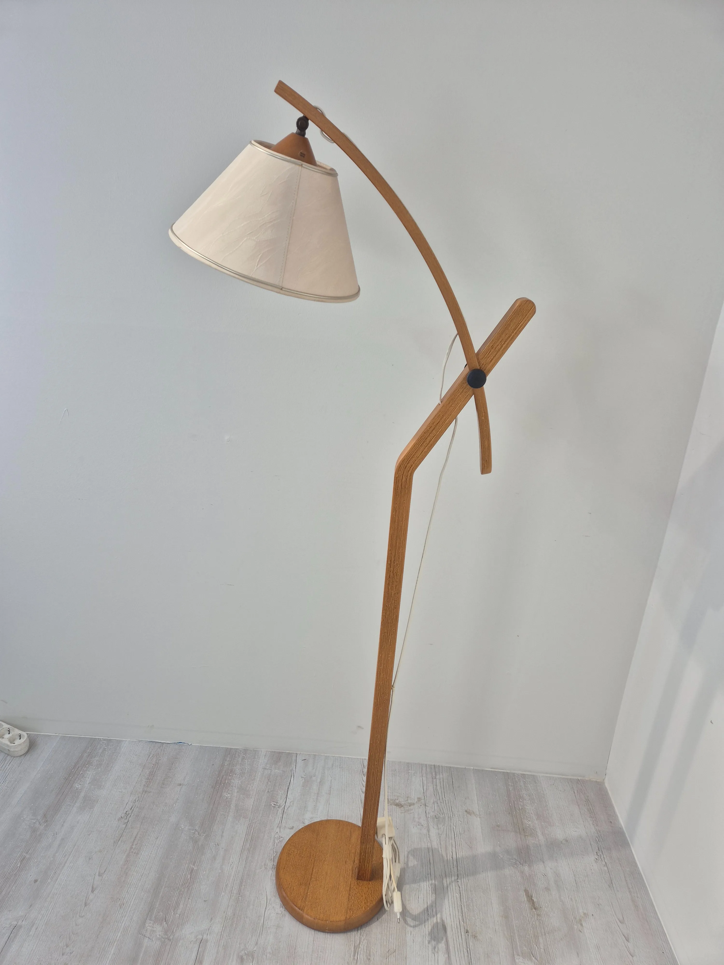 Szwedzka lampa stojąca podłogowa z drewna tekowego scandi design
