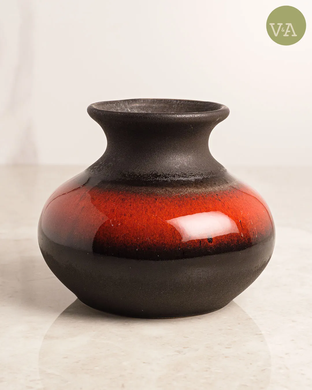 Ceramiczny wazonik, pięknie szkliwiony.