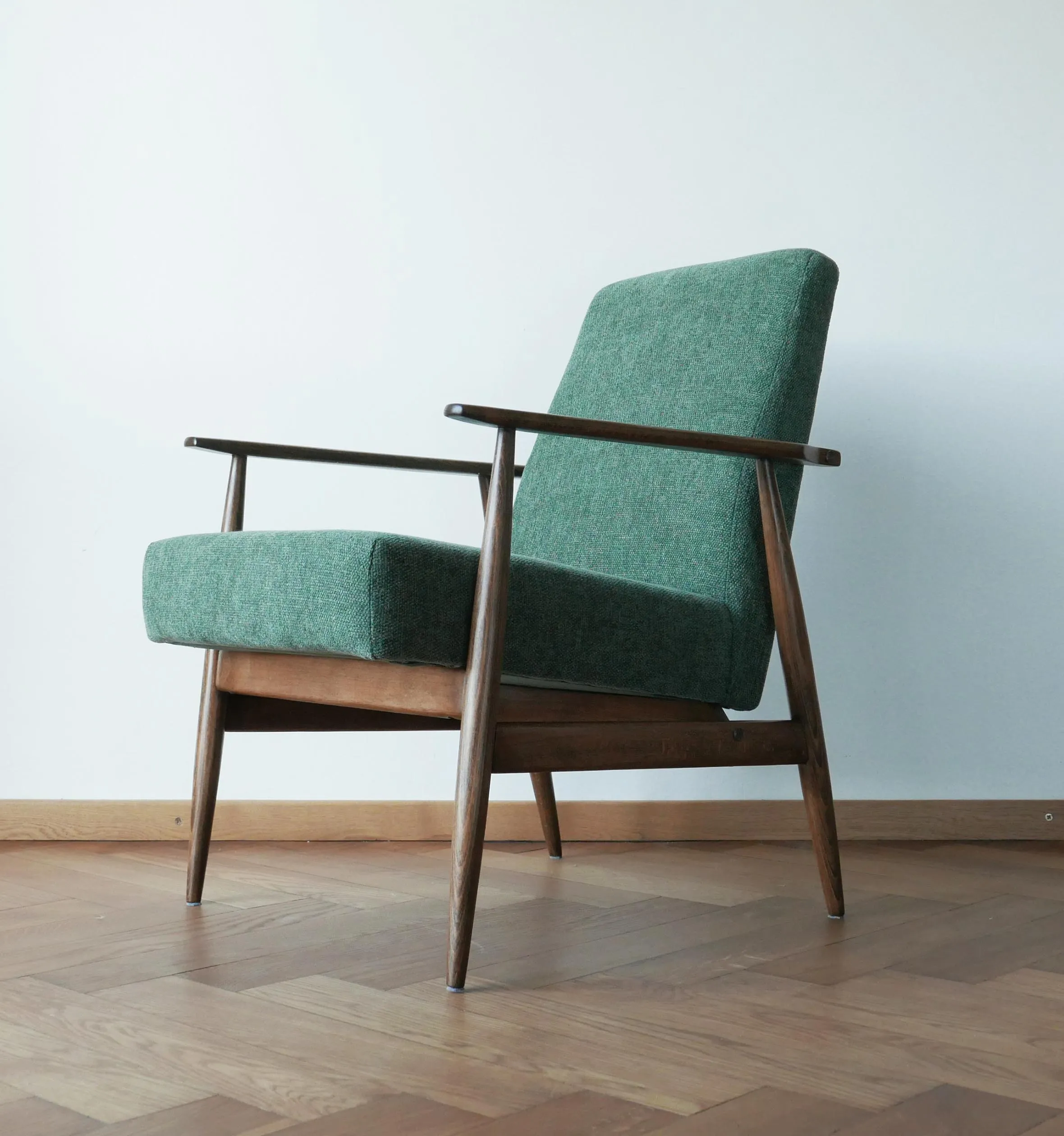 Fotel Lisek zielony, Typ 300-190, Po renowacji. Drewno orzech