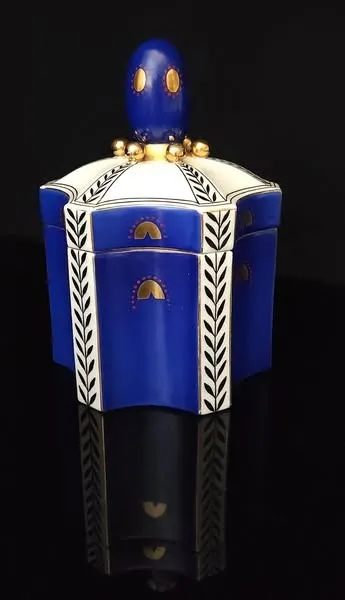 Porcelanowa bomboniera z Fraureuth w stylu art déco, zaprojektowana przez Carla Nacke w 1919 r.