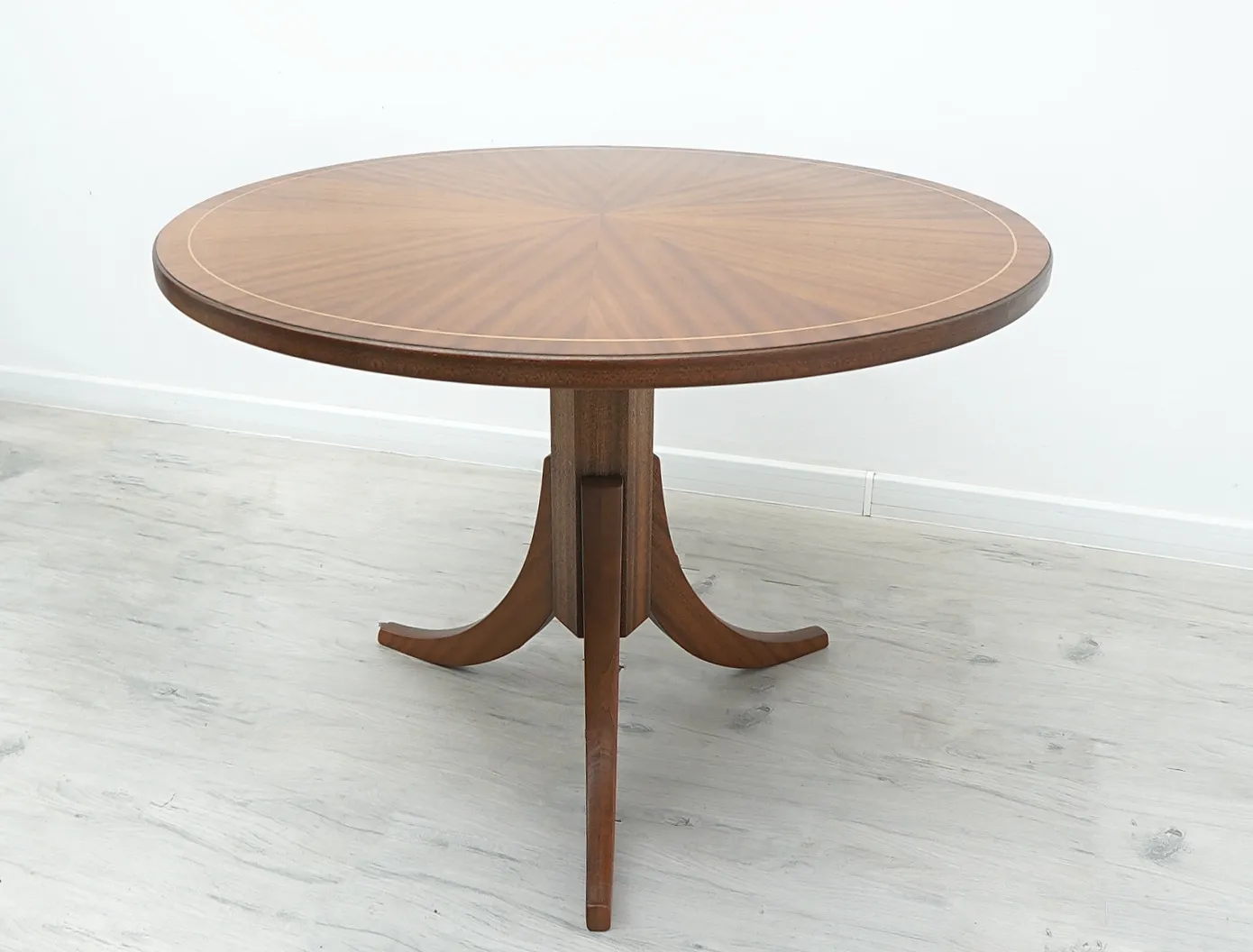 Stylowy okrągły stolik na 3 nogach z połowy XX w. Po renowacji.