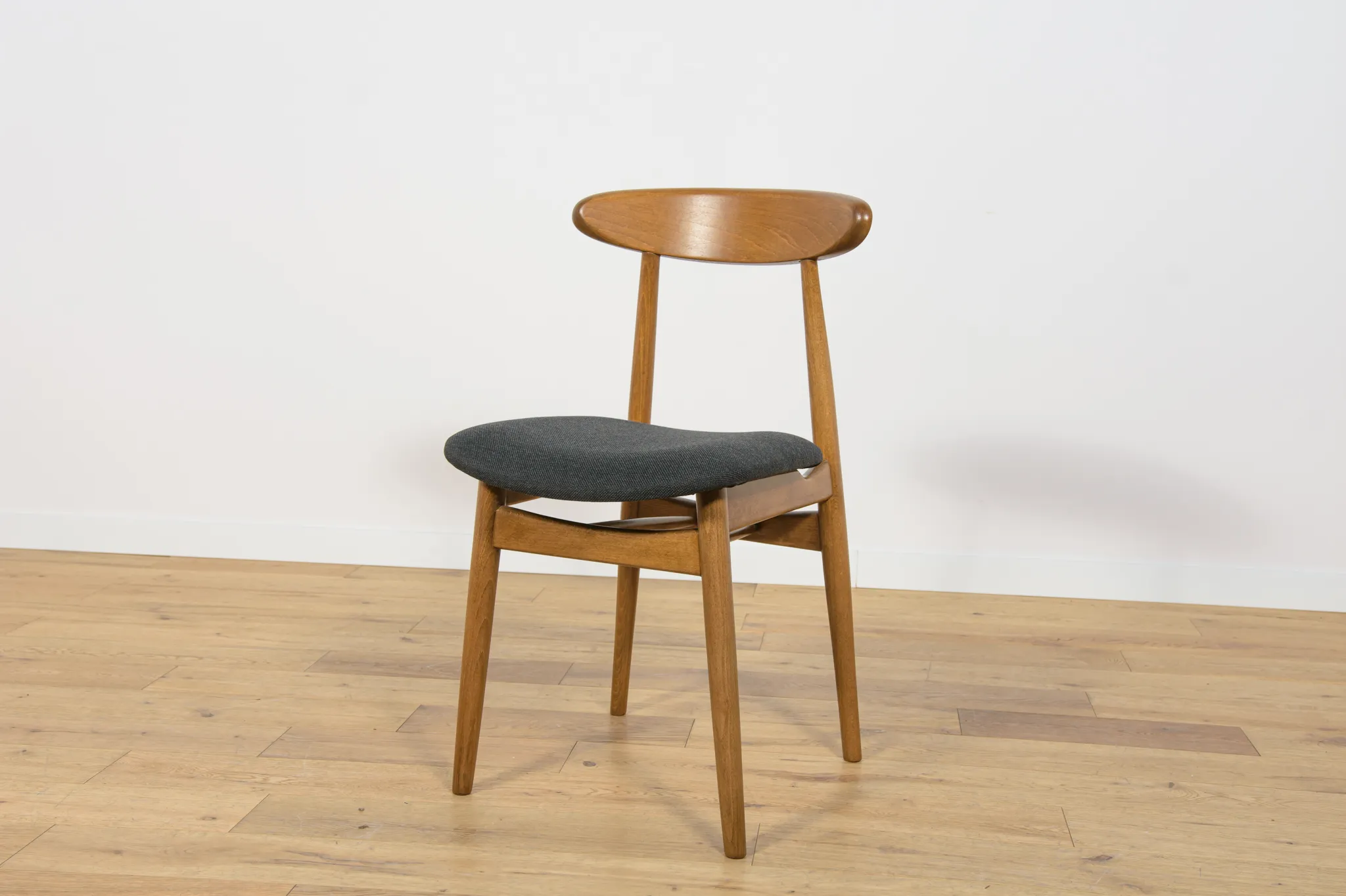 Komplet czterech krzeseł typ 5912, Zamojska Fabryka Mebli, Polska