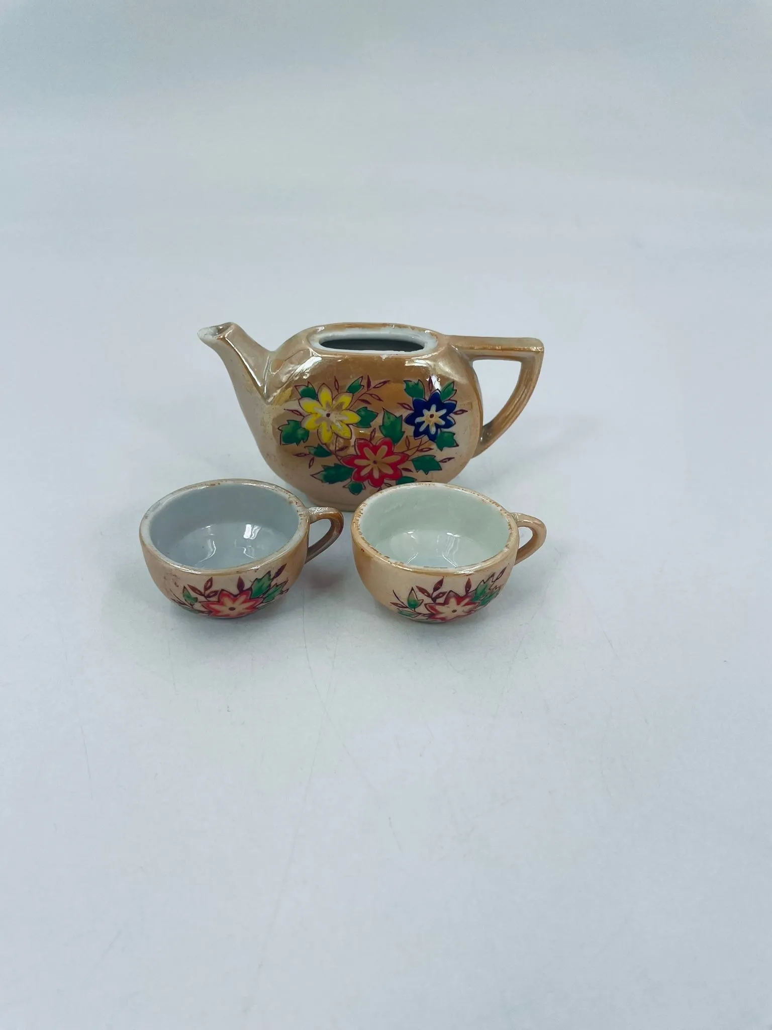Miniaturowy zestaw, dzbanek i dwie filiżanki.