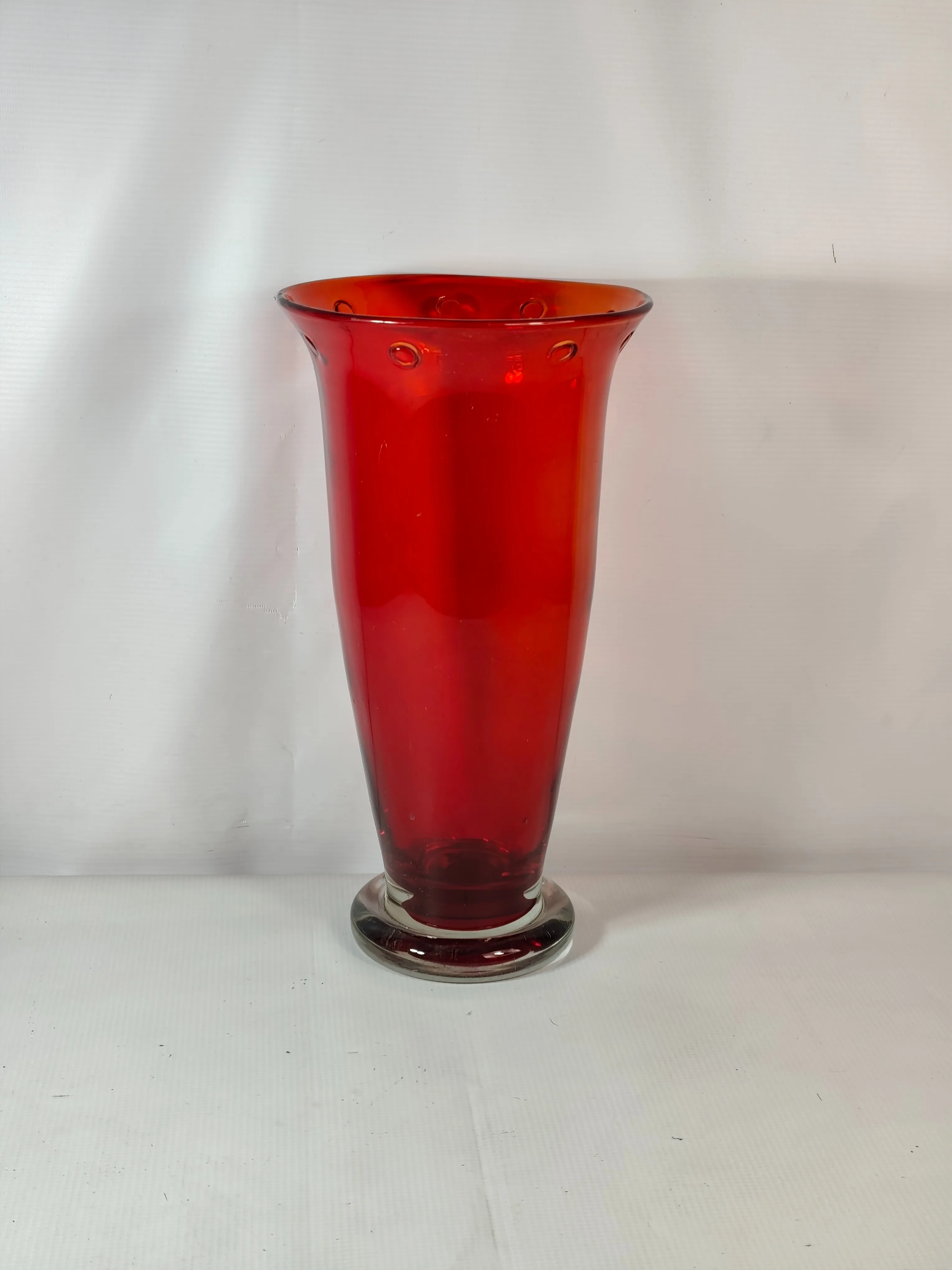 Czerwony wazon, szkło artystyczne, lata 70.