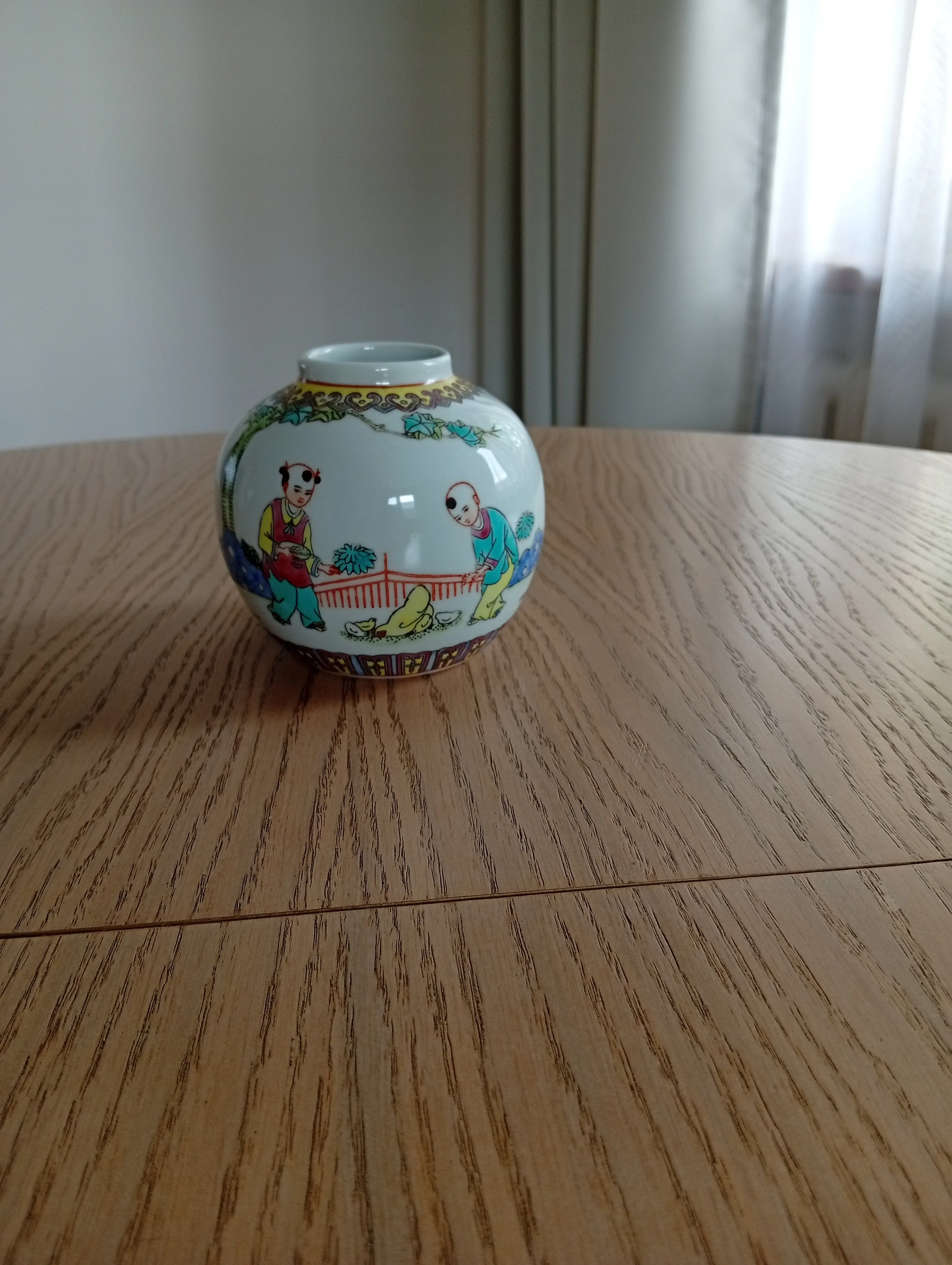 Chiński porcelanowy słoik na imbir z motywem Famille Rose z lat 60- 80 XXw