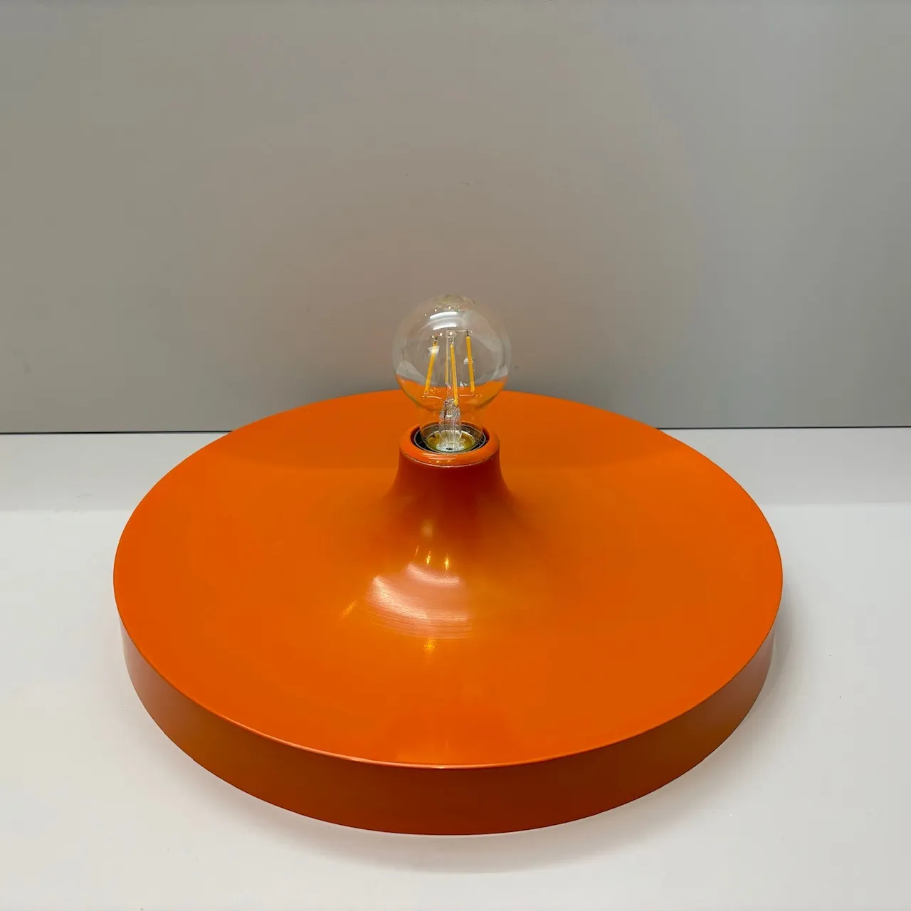 Valo shade \"space age\" ND ver.　ONE COLOR Lampa Podłogowa Space Age Vintage - Alesmart