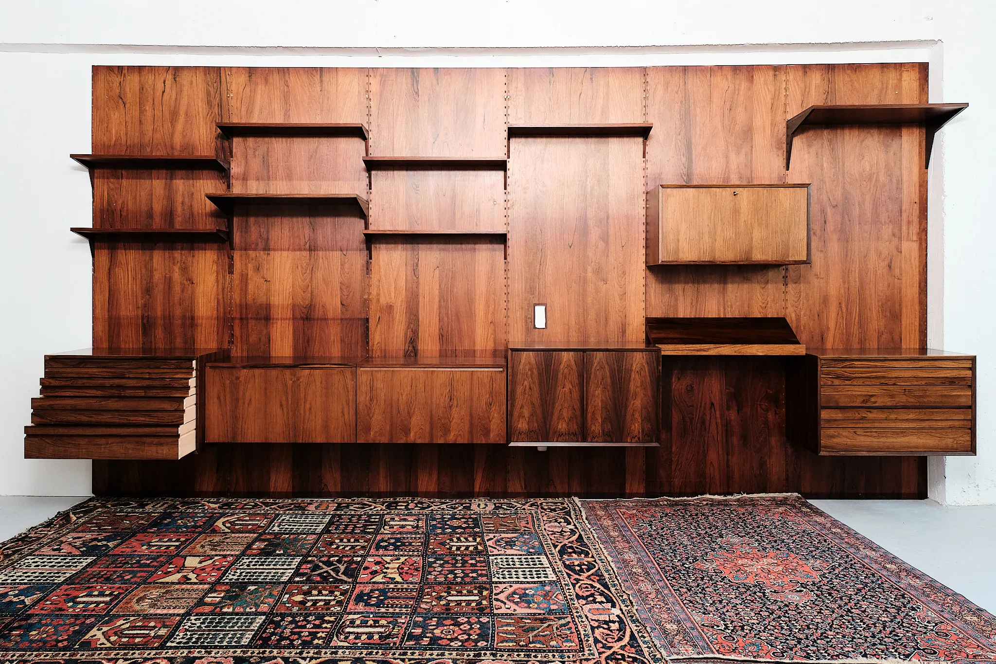 Palisandrowa ściana projektu Poula Cadoviusa dla Cado, 1969, Dania