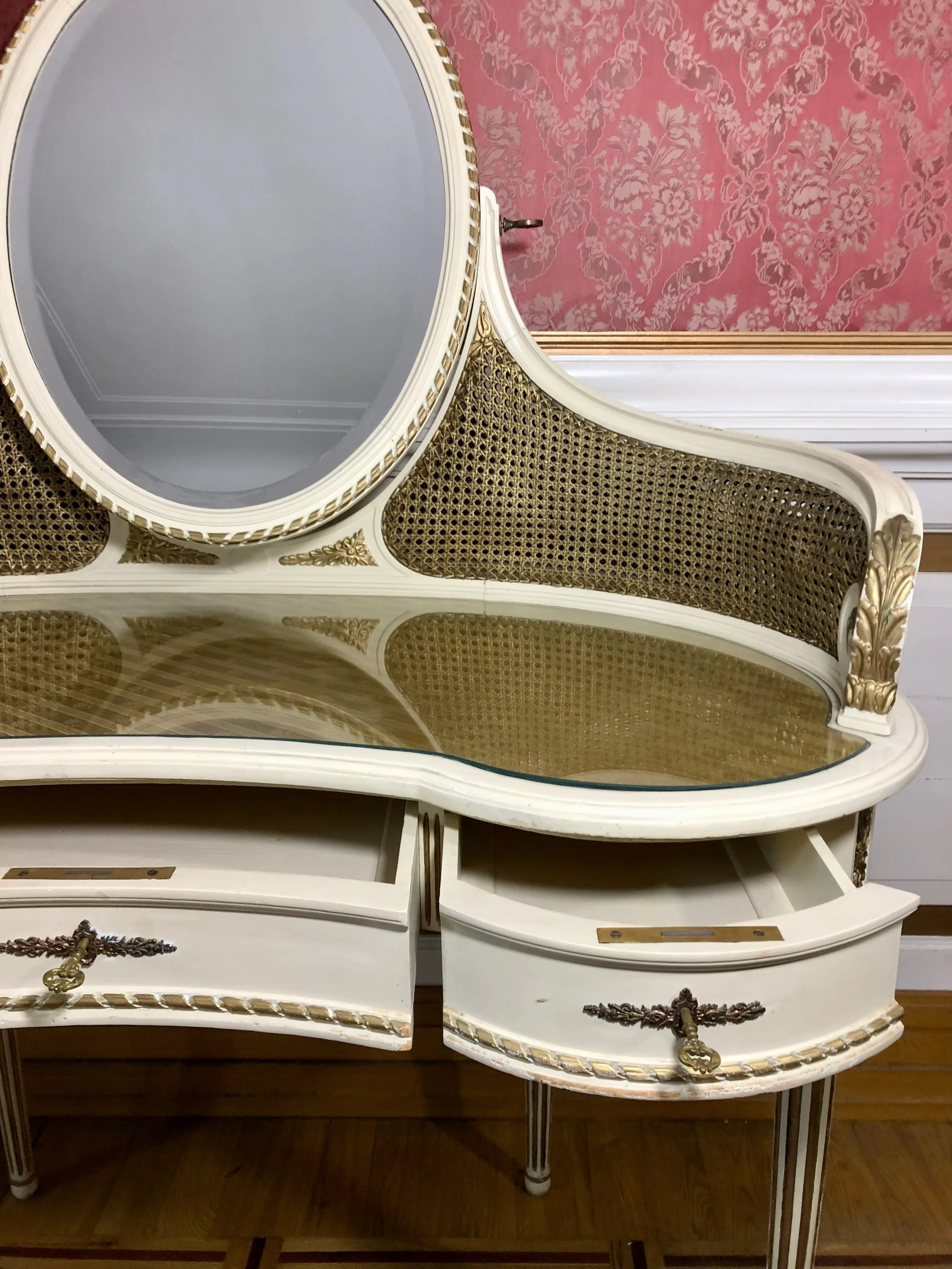 Stylowa sypialnia, neorokoko Francja, 1890 r. Kolor biały ze złotymi elementami dekoracyjnymi.