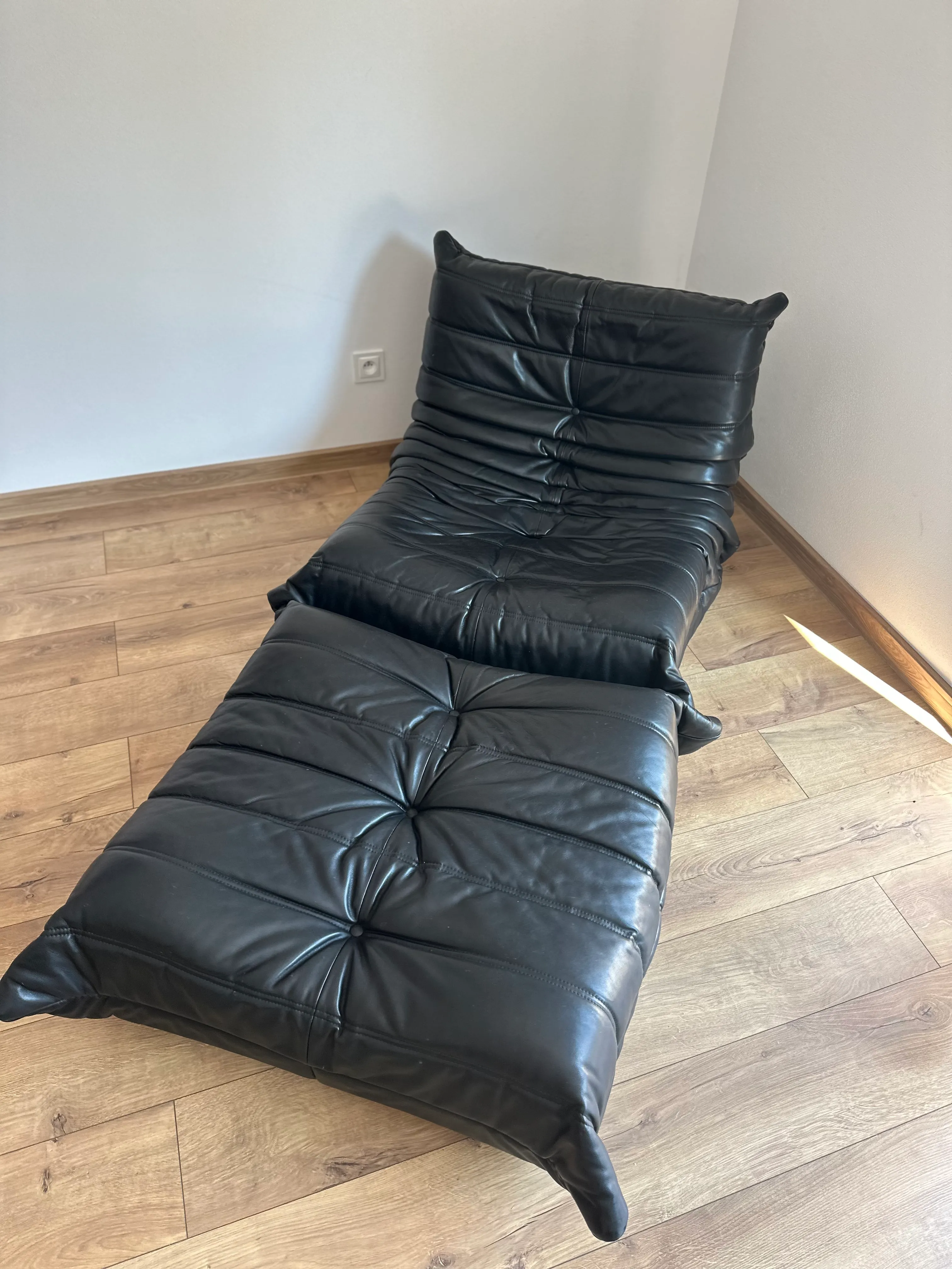 Fotel z pufą Togo, Ligne Roset, czarna skóra