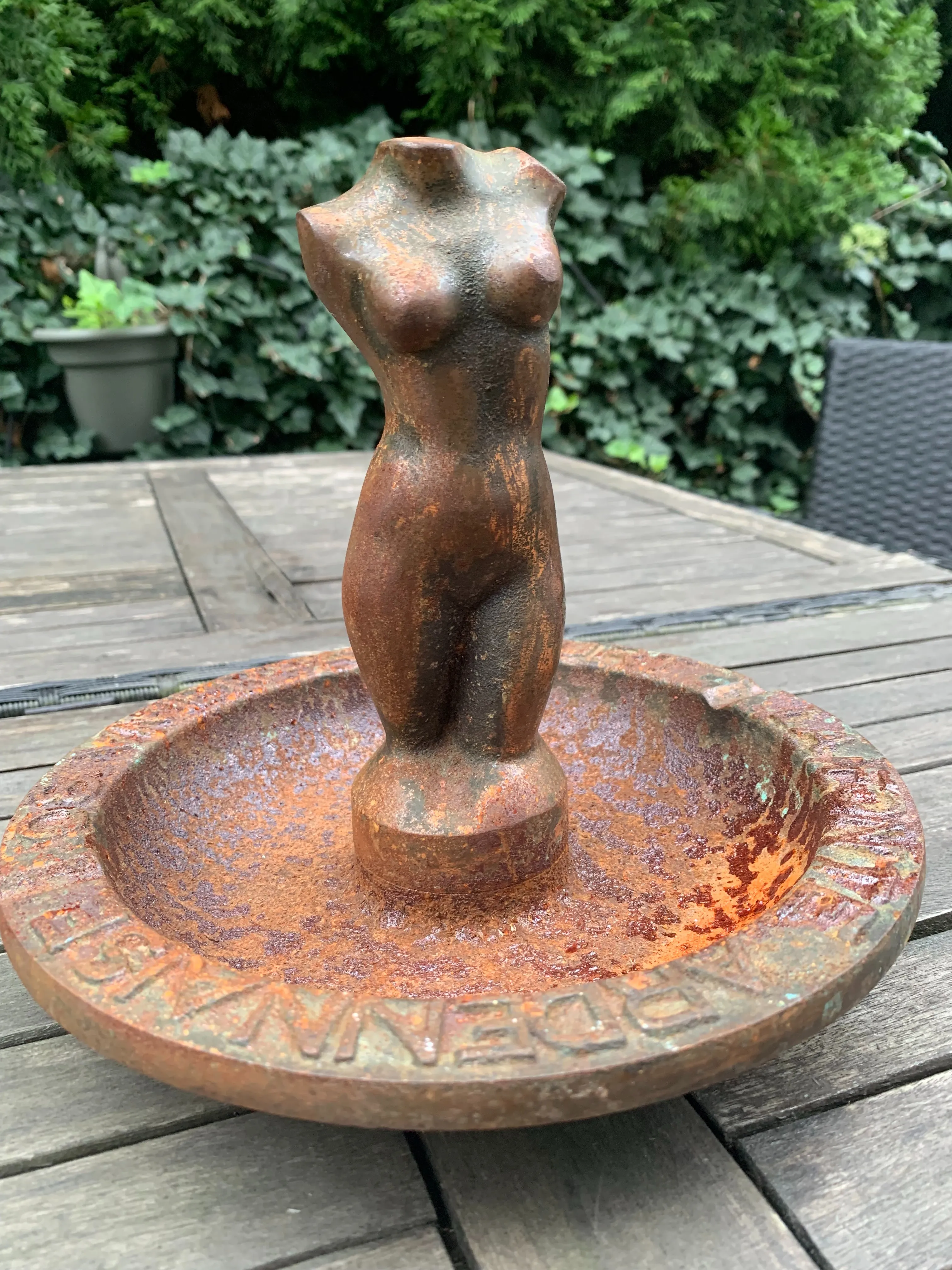 figuralna francuska popielnica z brązu i żeliwa poidełko Francja antyk