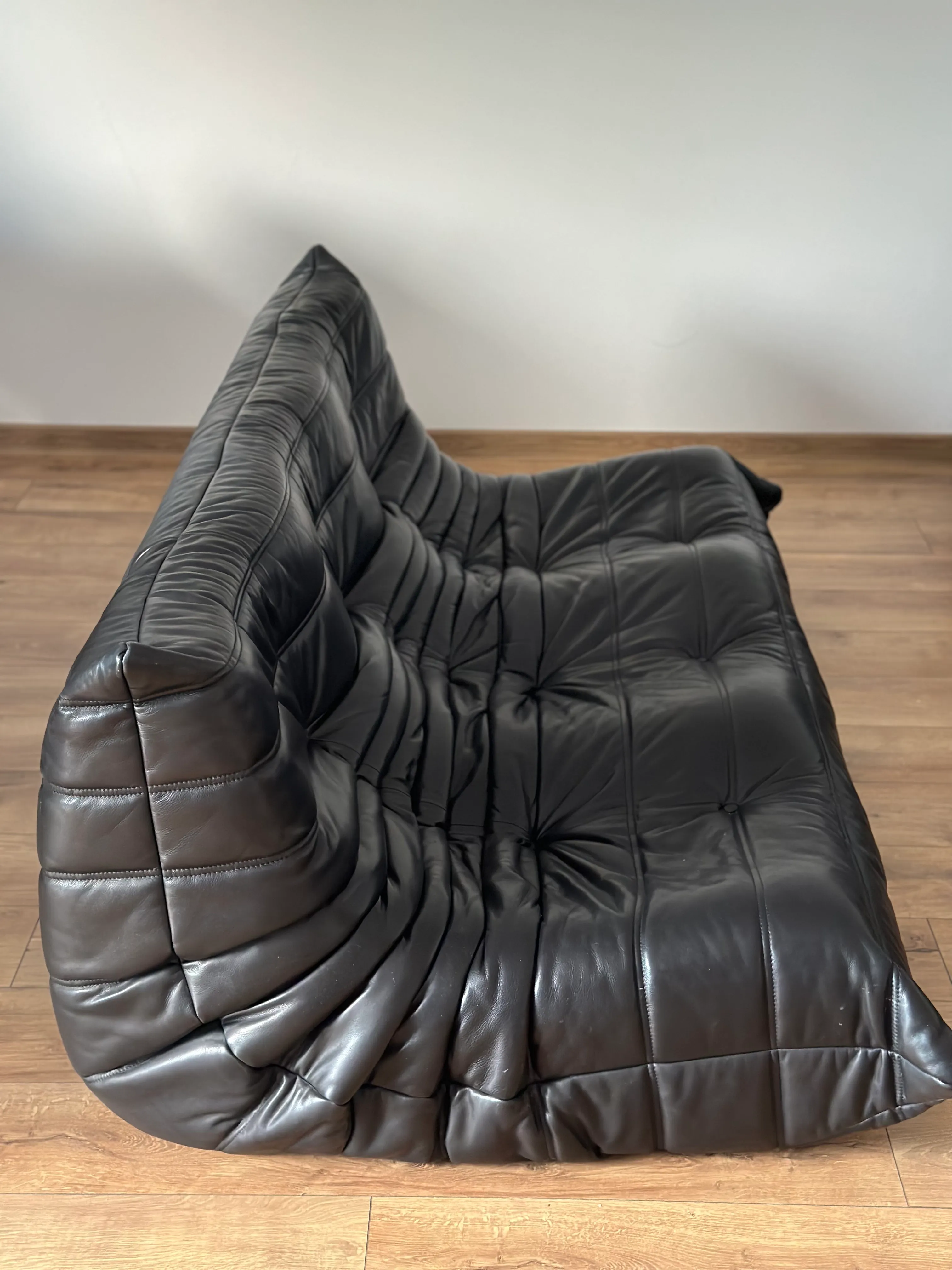 Sofa trzyosobowa Togo Ligne Roset, czarna skóra