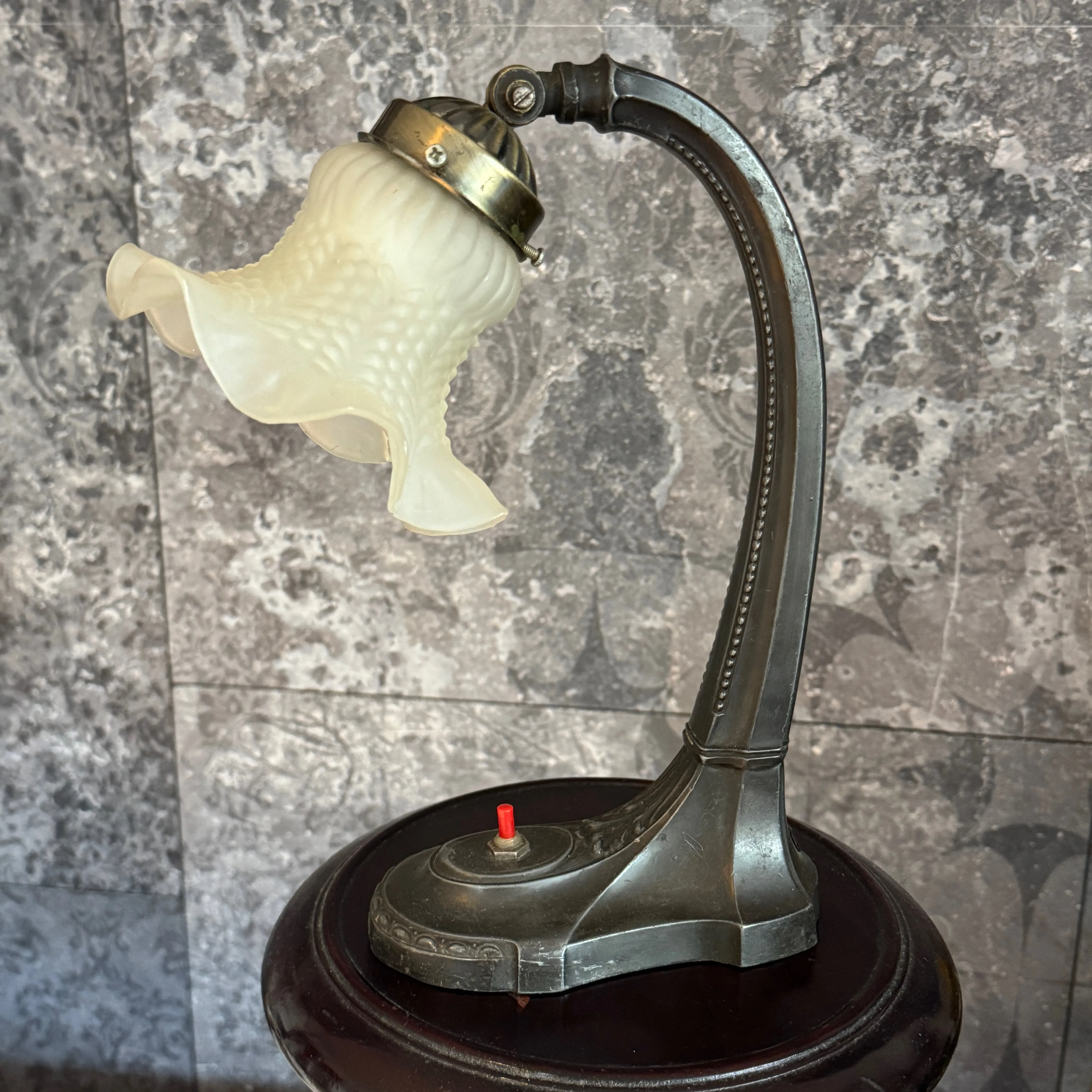 Lampa biurkowa vintage z kloszem szklanym