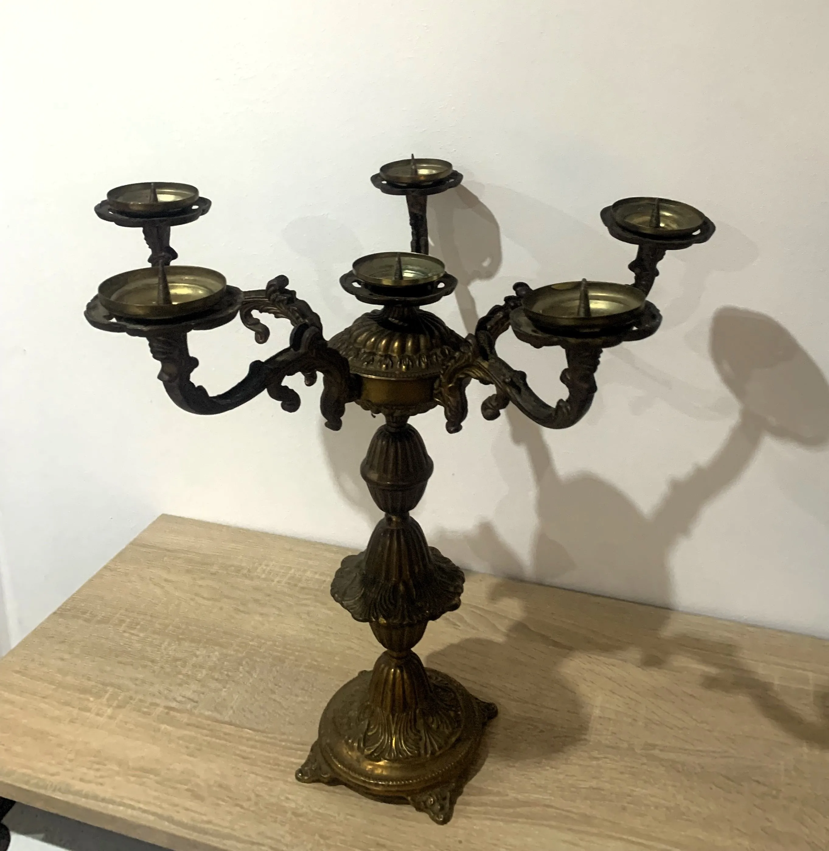 Duży, ciężki, mosiężny świecznik / kandelabr, 5-/ 6-ramienny, Vinage