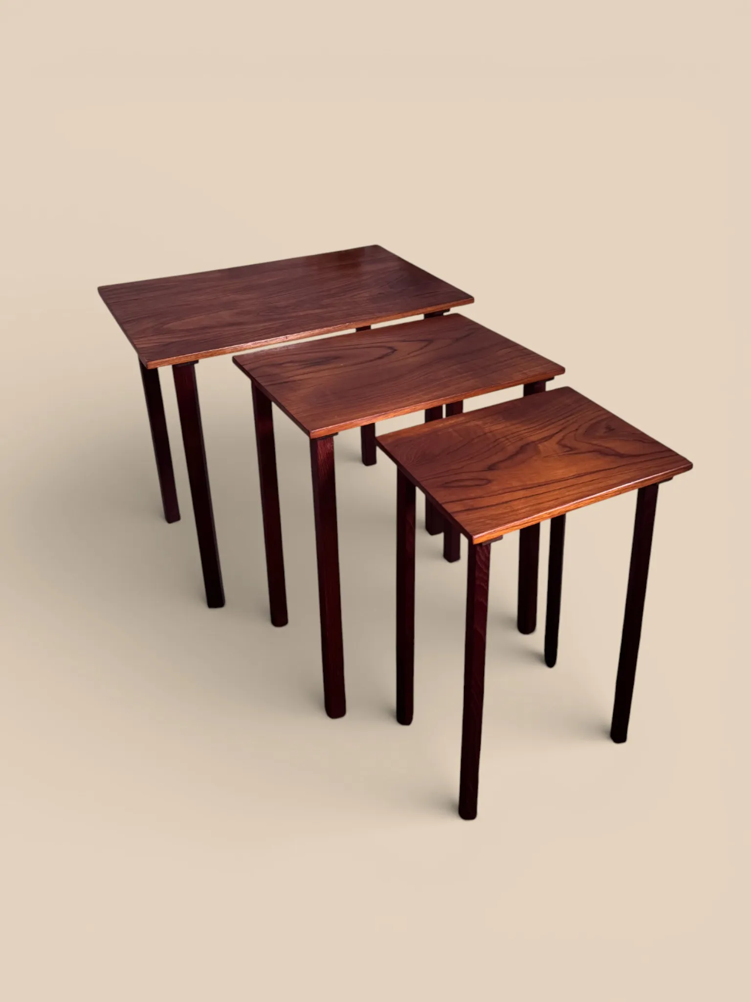 Skandynawski zestaw 3 stolików pomocniczych (nesting tables) Dania lata 60.–70.