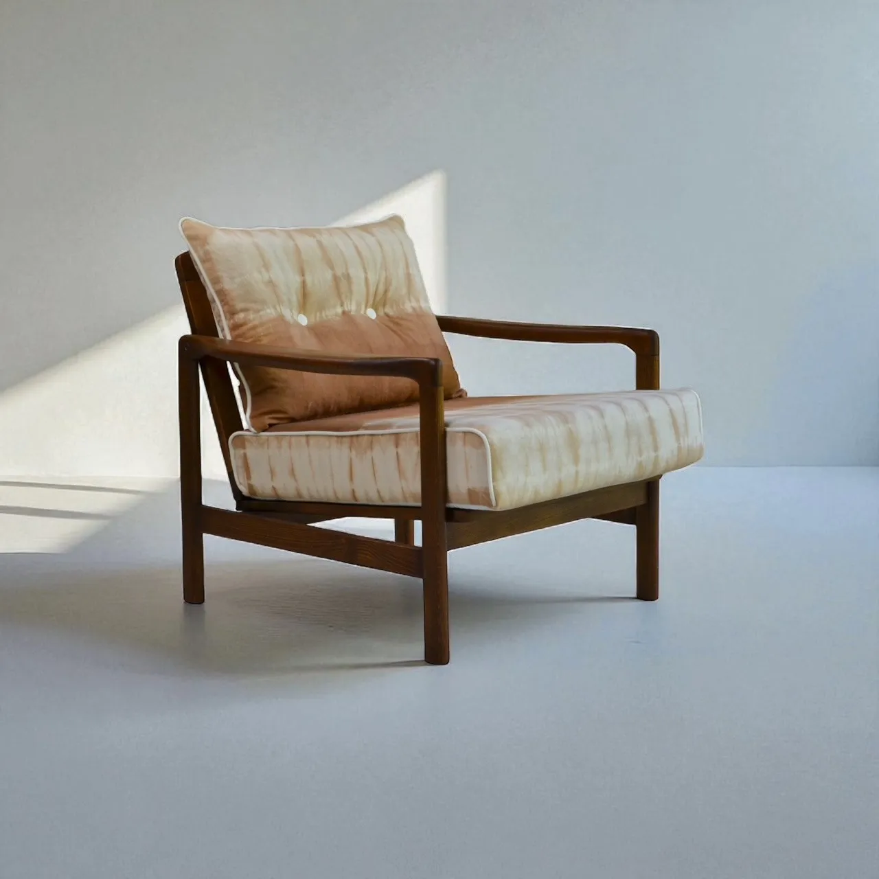 Fotel z PRL-u z ręcznie farbowaną tkaniną shibori, Z. Bączyk, B-7522