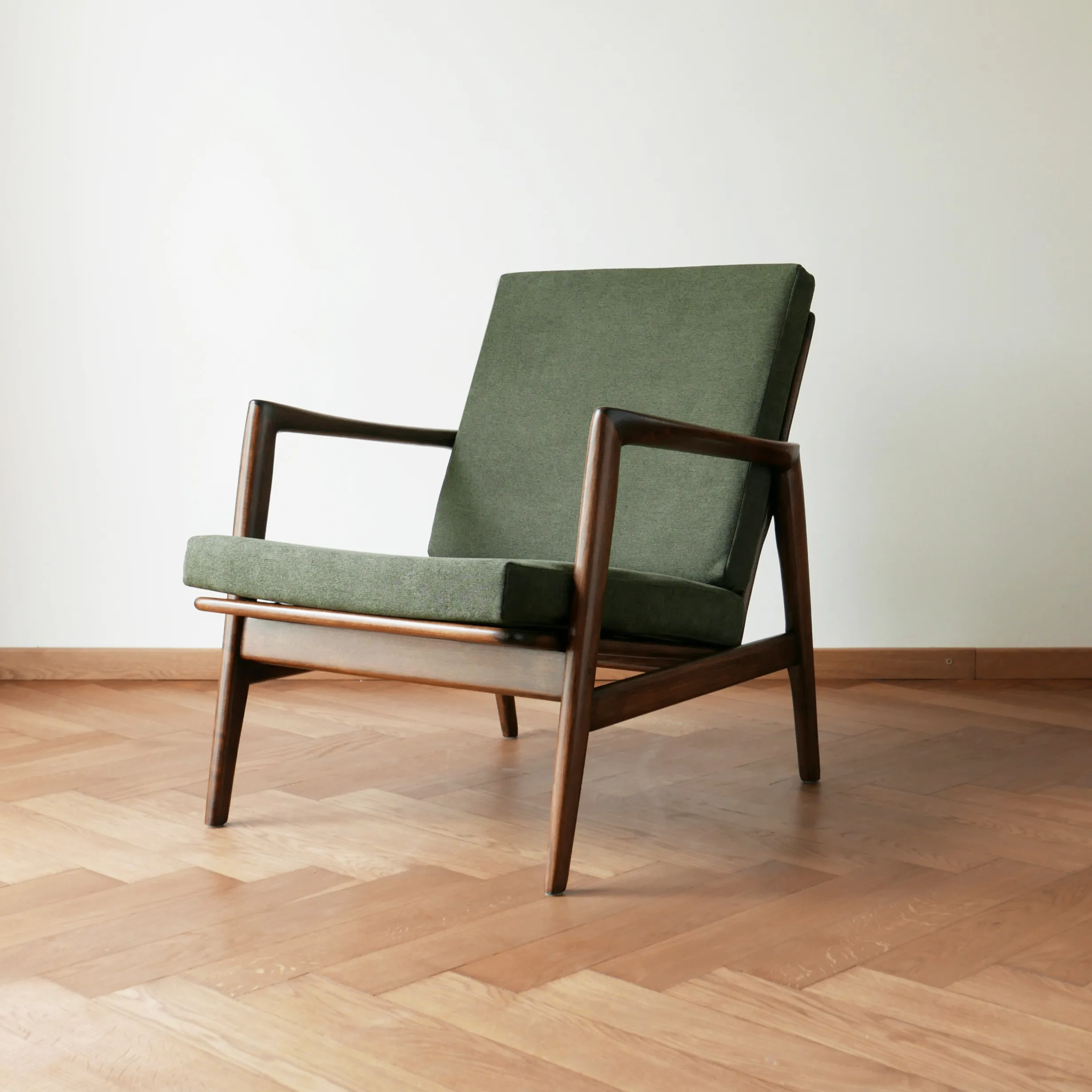Fotel Stefan 300-193, PRL, drewniany, Bączyk, rozpinane zielone poduszki