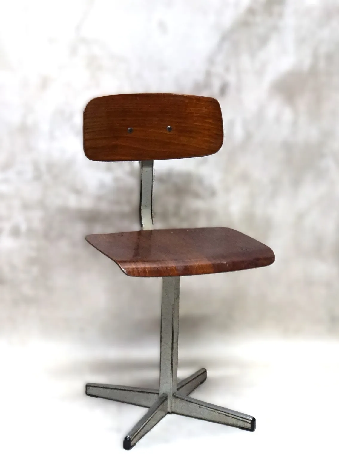 MAŁE KRZESEŁKO SZKOLNE INDUSTRIALNE PRL dla dziecka