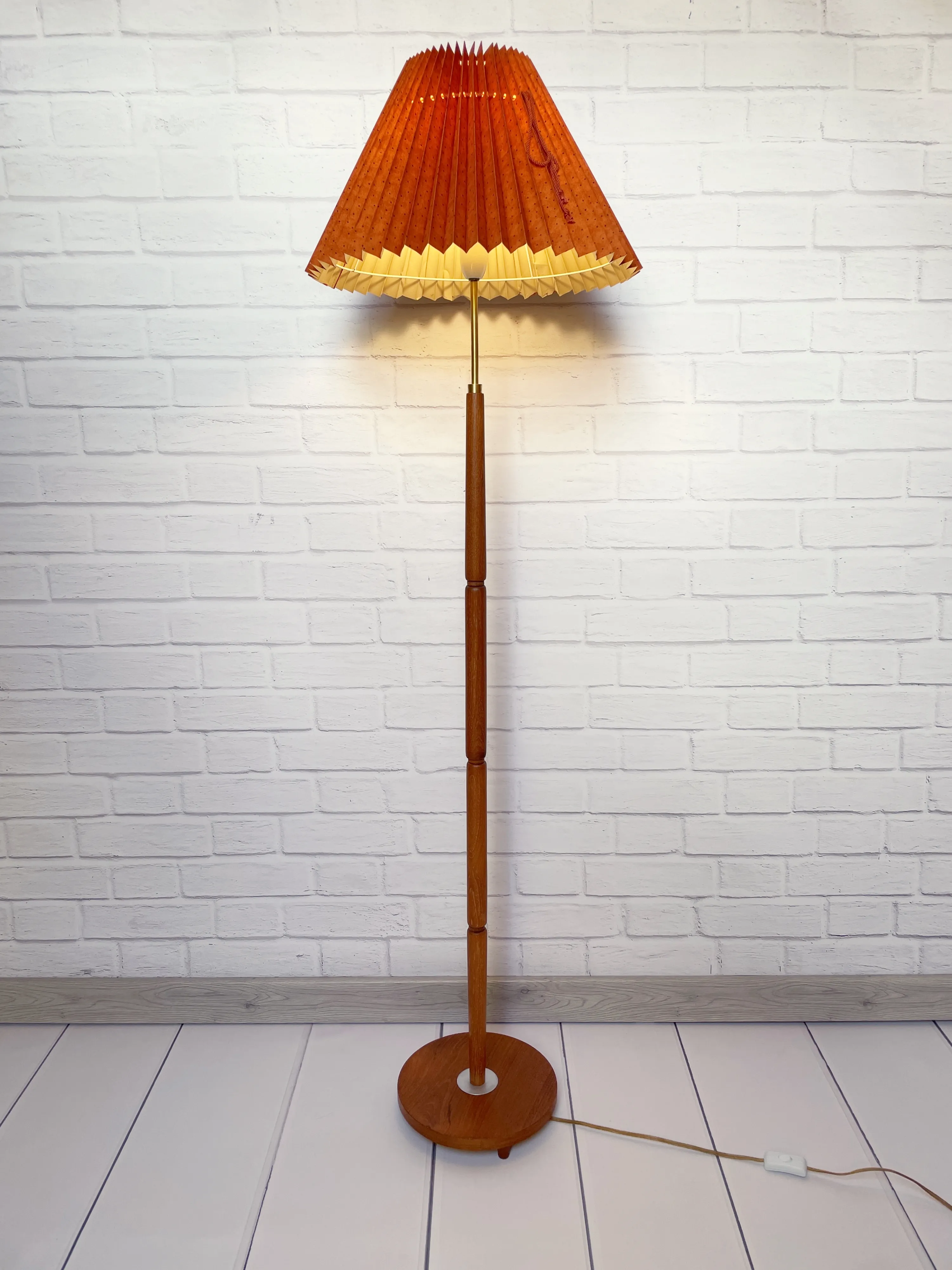 Tekowa duńska lampa podłogowa mid-century - regulowany plisowany abażur pomarańczowy czerwony