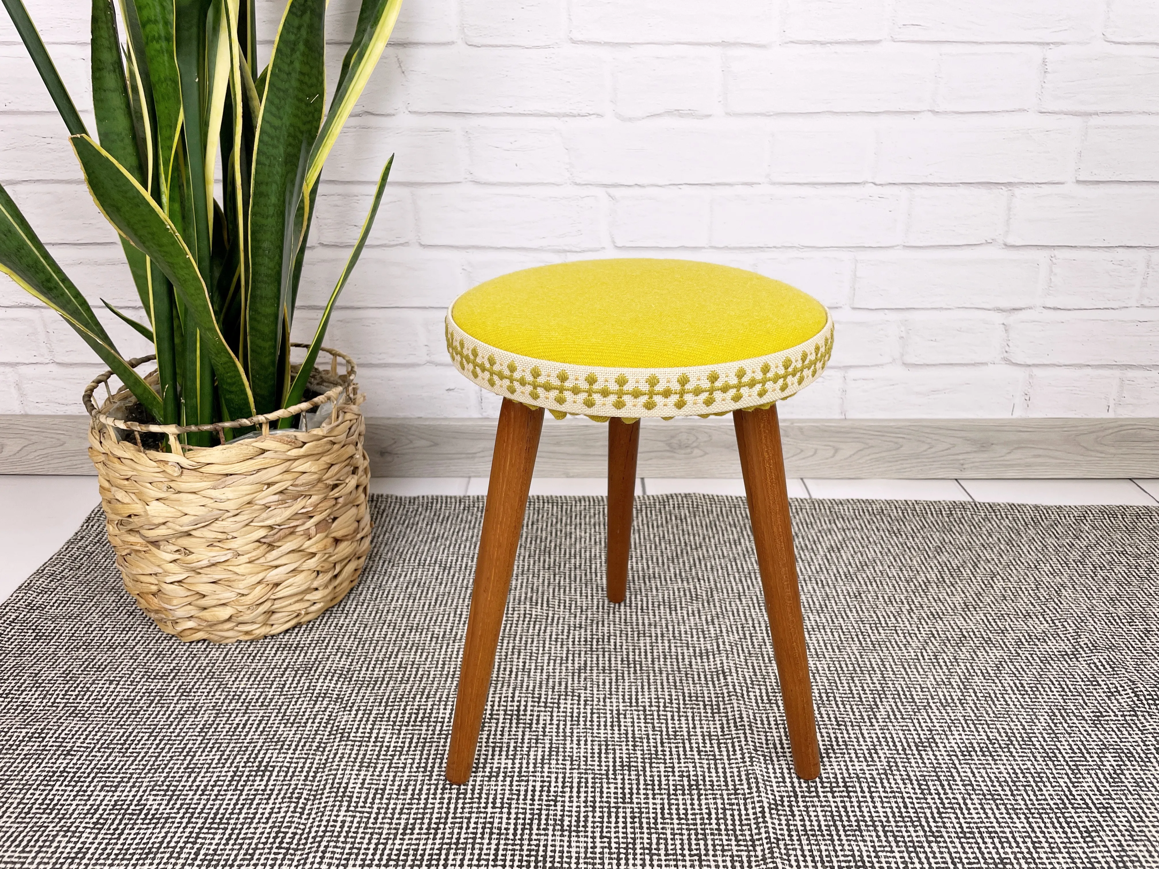 Duński taboret z haftowaną tapicerką, lata 70 - Mid-Century Modern, Skandynawski, Vintage, PRL - podnóżek, stołek