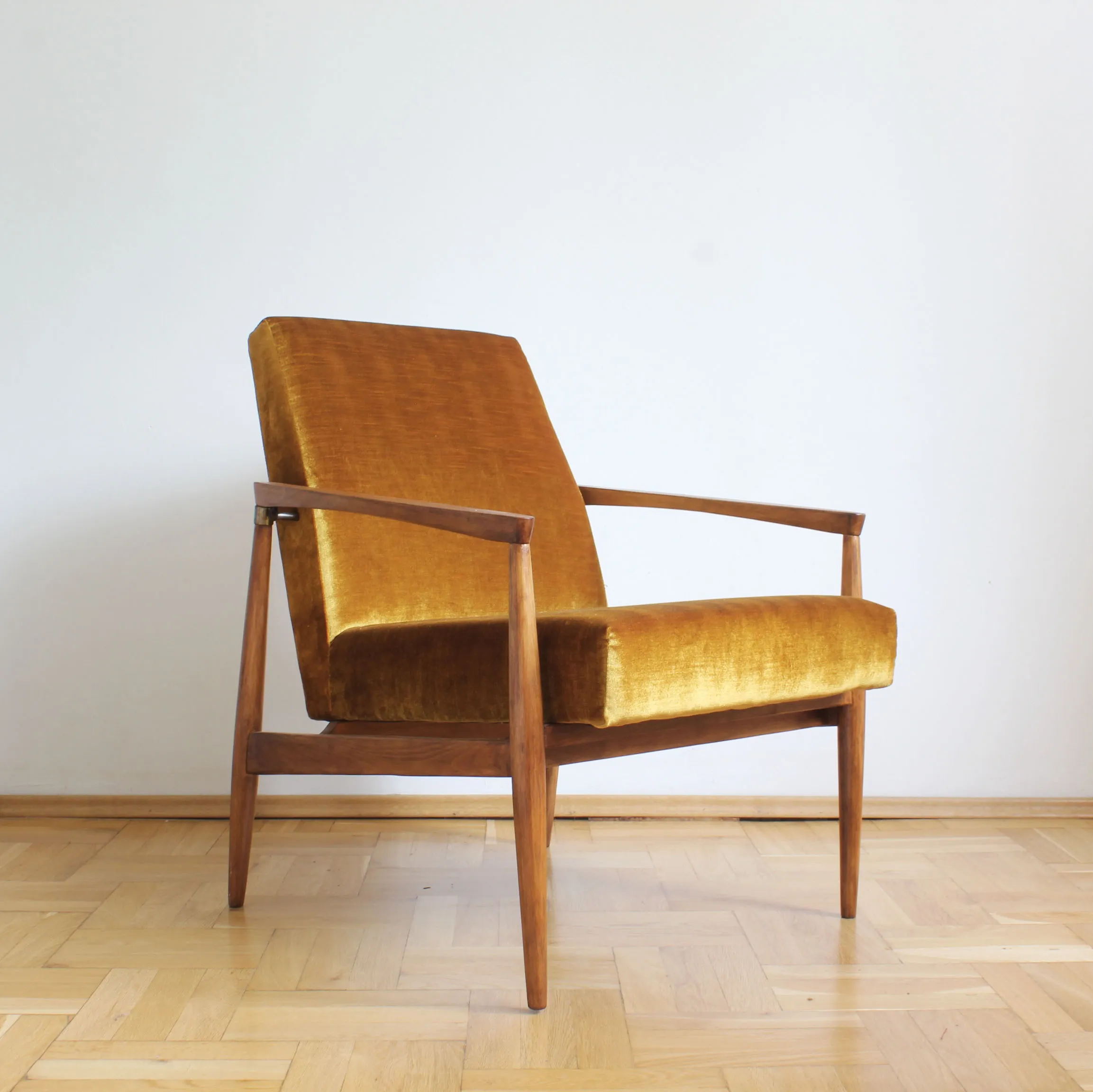 Fotel PRL, drewniany, dębowy, aksamitna tapicerka, Czechosłowacja